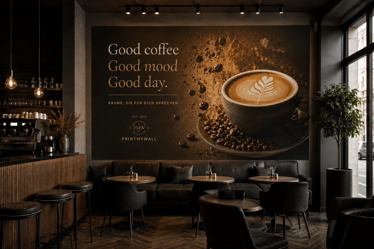 Gleiche Wand nach dem Direktdruck — Editorial-Café-Motiv mit PrintMyWall-Markenbild